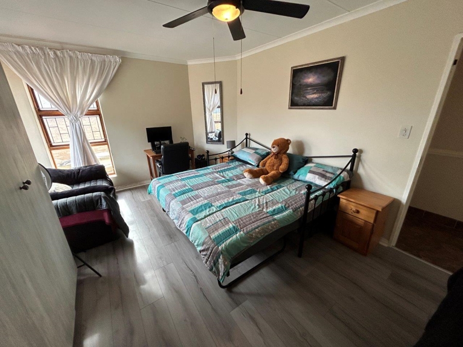 6 Bedroom Property for Sale in Wavecrest Eastern Cape